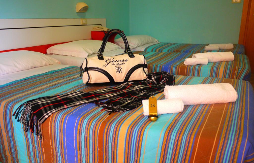 Hotel Maena Rimini Quarto foto