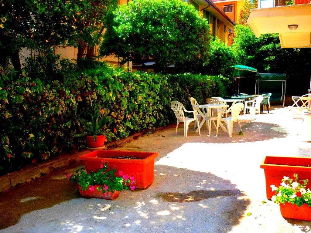 Hotel Maena Rimini Exterior foto